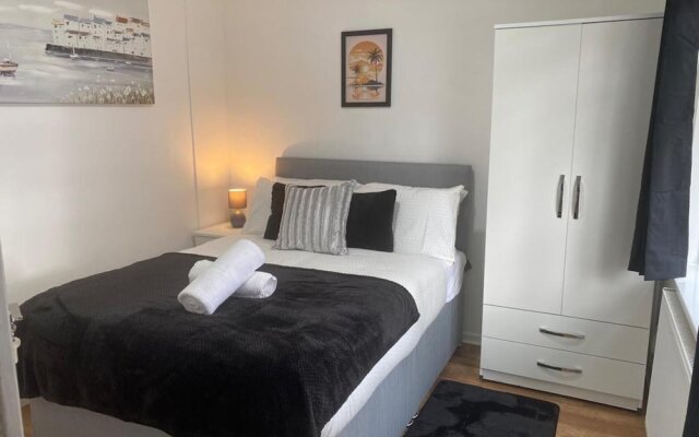 Birmingham - 4BR - Sleeps 9 - Parking - Garden