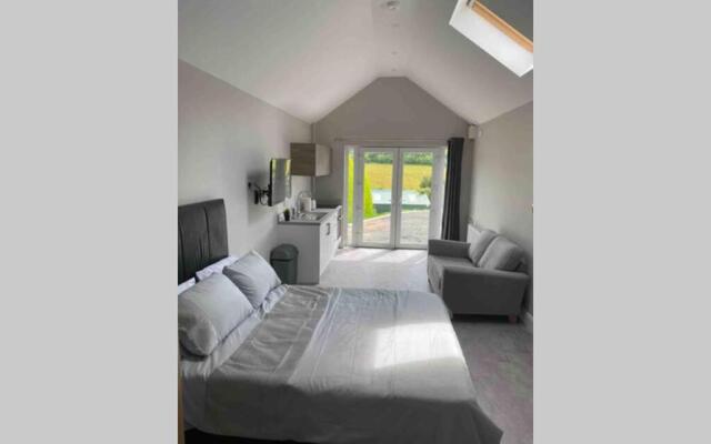 The Forest Chalet - Stunning Studio Apartment