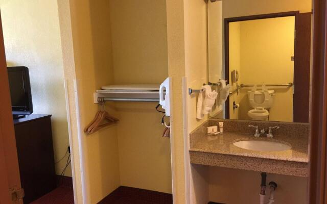 Coratel Inn & Suites by Jasper Park City - Wichita North