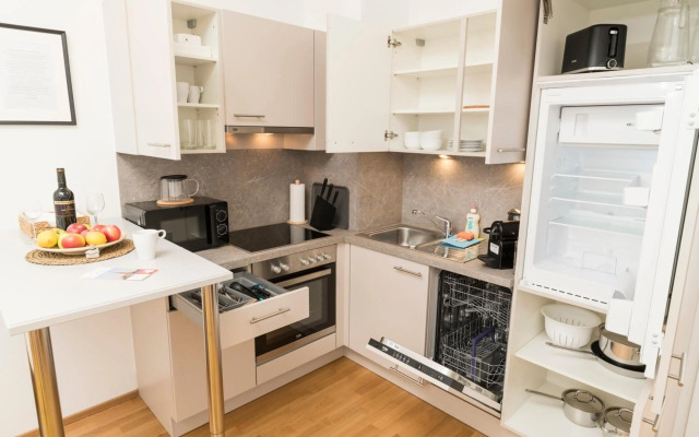 Prater Balcony Suite by ichbucheAT