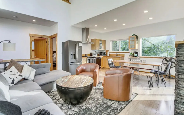 Lake Wenatchee Getaway w/ Water & Mountain Views!