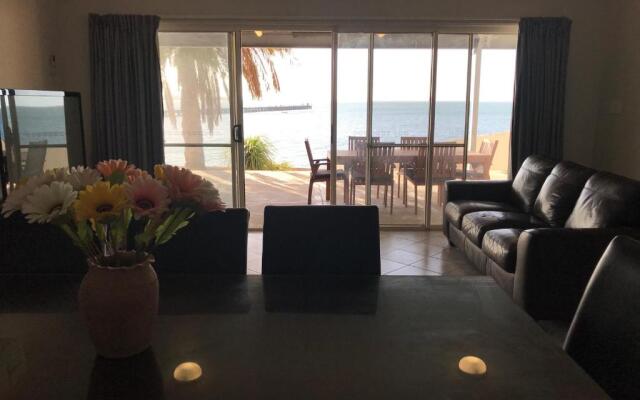 Beachside & Jetty View Apartment 6 - Captain's Apartment