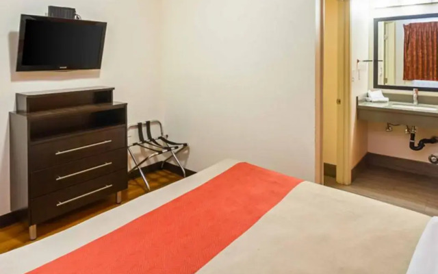 Motel 6 on Maple