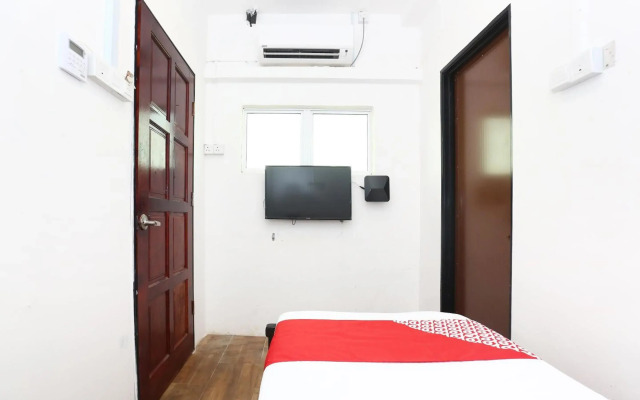 Super OYO 89678 Ady Hotel