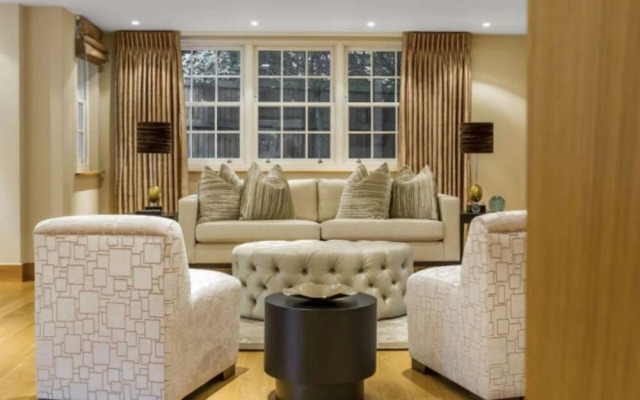 Luxury 6 Bedroom House for 12, With Parking