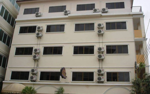 Royal Q&D Suites Hotel