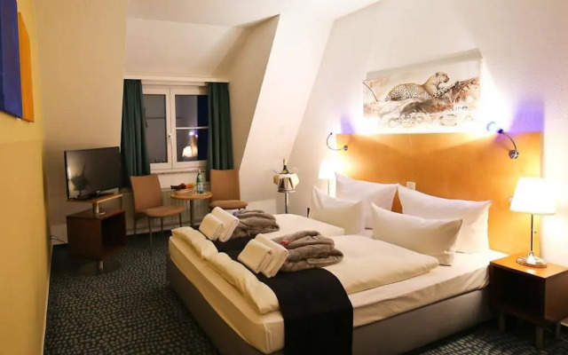Check Inn Hotel