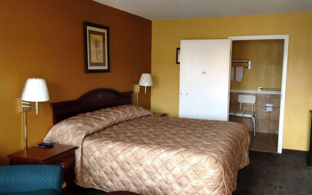 Colonial Inn & Suites /Airport/Graceland