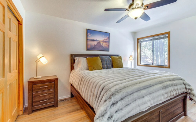 Pet-friendly Cabin w/ Fire Pit in Pinetop!