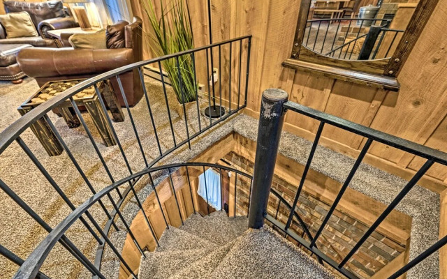 Treehouse-style Cabin, 1 Mi to Massanutten Resort