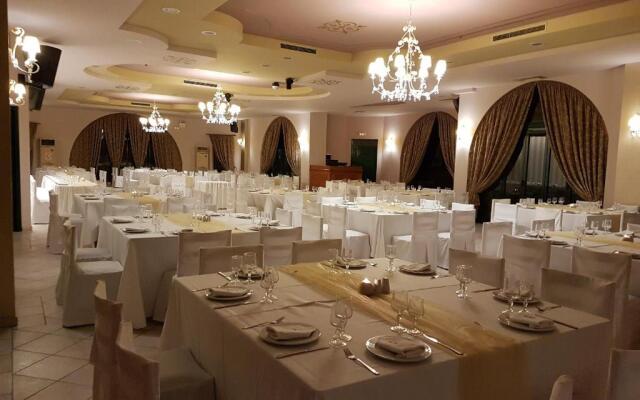 Faros Luxury Suites & Restaurant