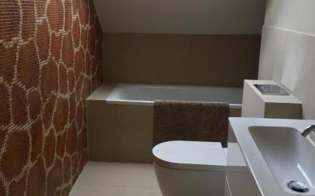 Stunning 5 bed house with private garden