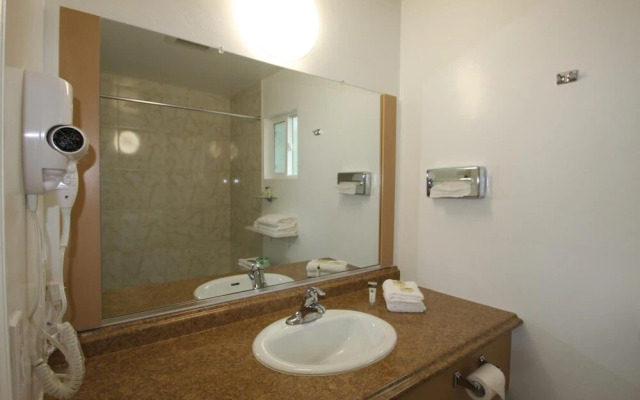 Redwood Inn