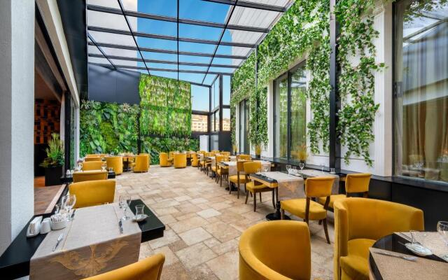 Les Ambassadeurs Marina Hotel & Casino