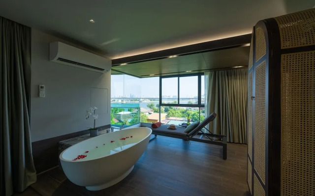 We Hotel Riverfront