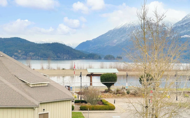 Rooftop Paradise Luxe 2BR  Lake Views