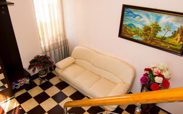 Charming Apartment in Villa near Airport