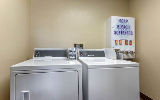 COMFORT INN &amp; SUITES