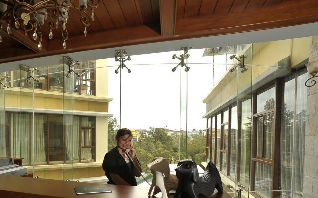 Paragon Hotel and Suites