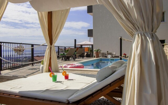Premium Holiday Home in Kučine-Mravinci with Swimming Pool
