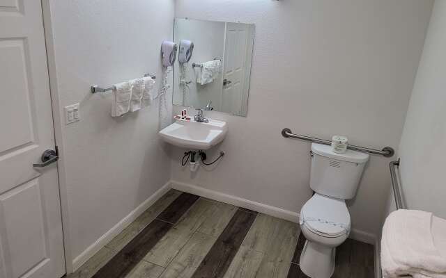 Travelodge by Wyndham Clearlake