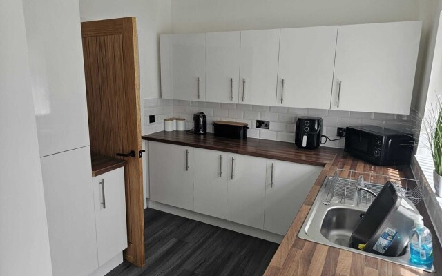 Modern, Spacious Walking Distance to Castle & Town