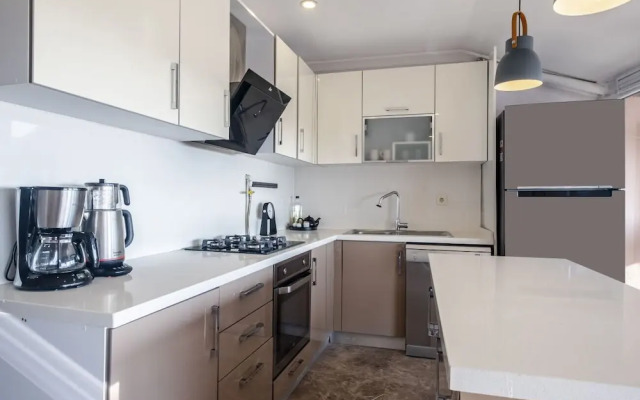 Sleek Flat Near Public Transportation in Maltepe