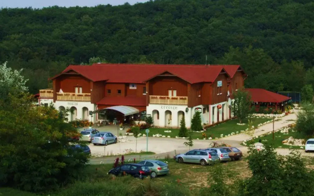 Pollushof Panzió Es Étterem