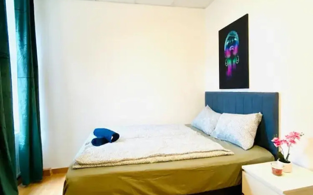 Stylish Shared 3-Bedroom Stay Near City