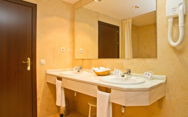 Las Palmeras Affiliated by FERGUS Hotel 
