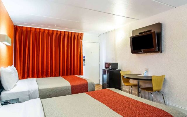 Motel 6 Brunswick, GA