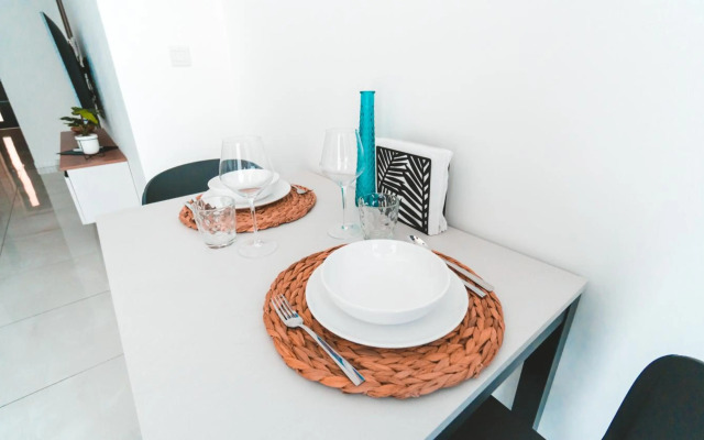 Ideal Location, Stylish 1BR Apartment with Free Parking