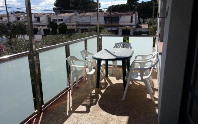 Apartment With Community Pool for 4 People