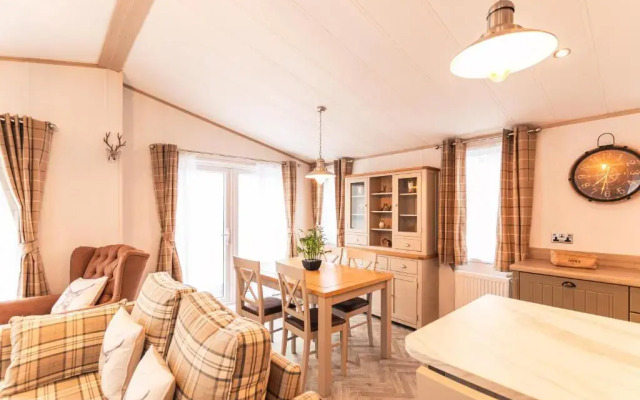 Hemingway Lodge with Hot Tub