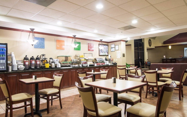 Comfort Inn & Suites Suwanee - Sugarloaf