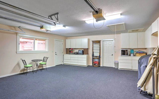 Beautiful Central Fayetteville Townhome w/ Views!