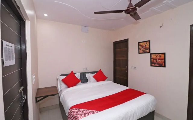 Jaypee Studios by OYO Rooms