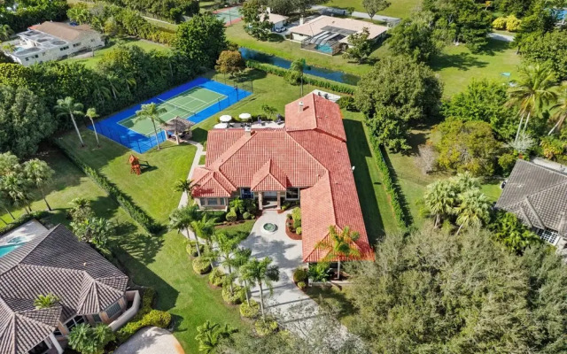 Grand 6BR Plantation Estate w/ Tennis & Pool