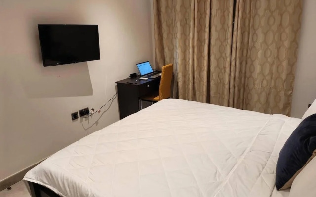 Impeccable & Cozy Gem-5 Star Location - Pools, Gym