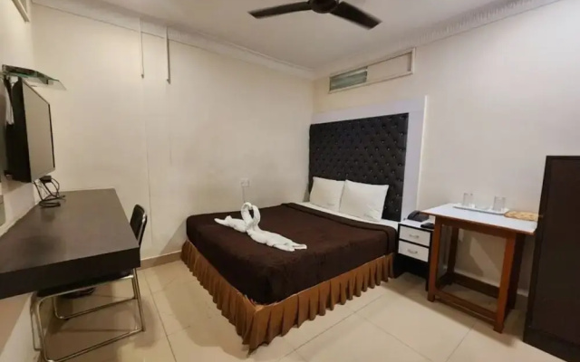 ZO Rooms Esplanade SN Banerjee Road
