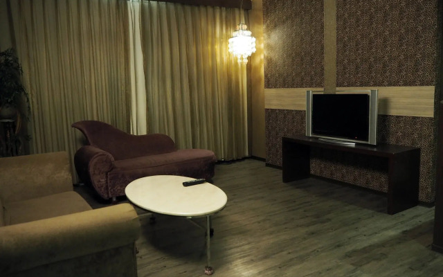 The Riverside Hotel & Motel