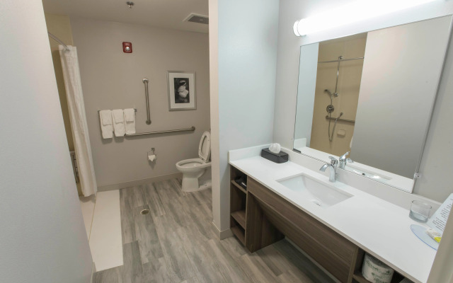 Magnolia Bay Hotel & Suites