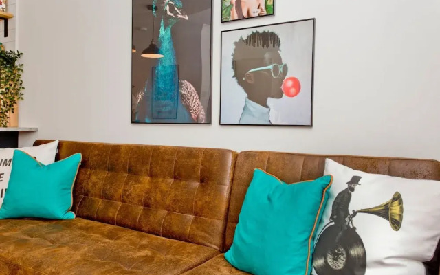 Arty 2 Bedroom Flat By Leith Shore