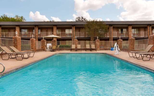 Super 8 by Wyndham Universal City