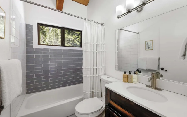 Bright & Modern Cabin Luxury Home in Carnelian Bay!