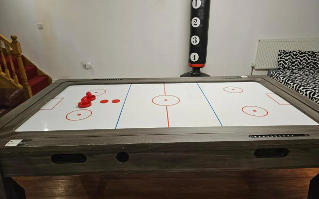 Annexe Pool Table, air Hockey, Table Tennis, Movie