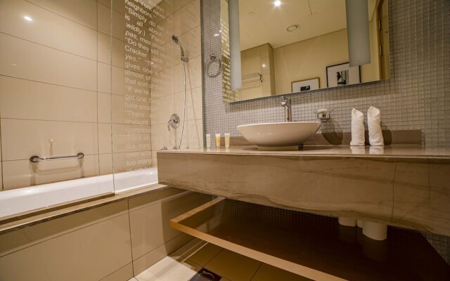 Luxury 2BR Apartment in Paramount Towers Business Bay