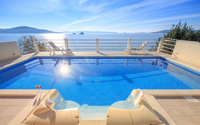 Ante - 6m From the sea - H