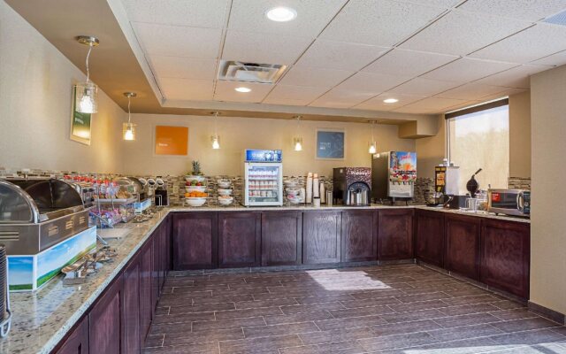 Comfort Suites University
