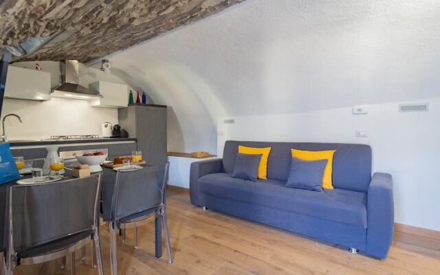 Pozzo Vertical Apartment With Garden and Parking